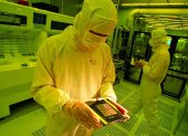 Una persona trabaja en una industria que elabora semiconductores.