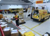 Paquetería. Una persona trabaja en la bodega de la empresa de DHL que queda en la ciudad de Guayaquil.