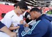 Gonzalo Plata firmó autógrafos a los hinchas presentes en el estadio Rodrigo Paz.