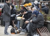 Personas con sus pertenencias sentadas en un parque tras un potente terremoto en Estambul, Turquía, este miércoles 23 de abril de 2025.