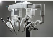 El robot Da Vinci permite que las cirugías sean más rápidas y menos invasivas, con incisiones más pequeñas.