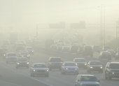 Fotografía sin fecha cedida por la Asociación Americana del Pulmón (ALA) donde aparecen unos autos circulando entre humo durante la hora punta en Los Ángeles, California (EE.UU.).