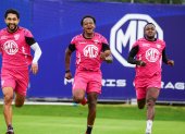 Jugadores del Independiente del Valle cumplen una prueba de velocidad durante una sesión de entrenamiento.
