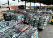 En el Puerto de Guayaquil las autoridades descubren un contrabando de ropa usada.