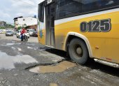 Baches. Uno de los reclamos que más resuena en Durán está ligado al estado en el que se encuentran las calles: minadas, con huecos por doquier y enormes. La mayoría, denuncian, llevan más de seis meses a la vista de todos.