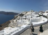 Santorini recibe menos turistas en abril de lo que acostumbra, tras la oleada de sismo.