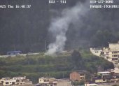 La tarde de este jueves 24 de abril, una columna de humo alarmó a los vecinos del sector Miraflores, al centro-norte de Quito