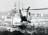 Un helicóptero se acerca a la planta nuclear de Chornobil para examinar los daños en el reactor nuclear en abril de 1986.