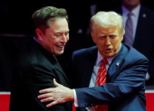 Elon Musk cofundador y líder de Tesla junto al presidente estadounidense Donald Trump