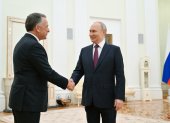 Autoridades rusas y estadounidenses estrechan la mano previo a su reunión en el Kremlin