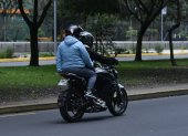 En Quito es prohibido que dos personas circulen en moto, bajo ciertas excepciones.
