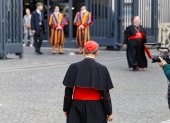Este 28 de abril de 2025, los purpurados llegan al Vaticano para la quinta reunión de la Congregación de Cardenales en Ciudad del Vaticano.