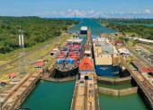 El Canal de Panamá es un motor de la economía panameña y mundial, siendo un punto focal para el trasporte de una parte importante del comercio global.