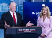 El zar de la Frontera de la Casa Blanca, Tom Homan (I) con la secretaria de Prensa de la Casa Blanca, Karoline Leavitt, en la sala de prensa de la Casa Blanca en Washington