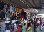 En las cercanías del Mercado Central, en Guayaquil, se ofrecen réplicas de uniformes escolares a bajo costo.