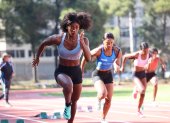 La velocista tricolor Anahí Suárez (i) retomó esta temporada como prioridad las pruebas de 100 metros planos, en la que espera reducir su marca a los 11 segundos.
