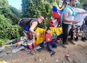 Andrés Orellana  junto a su pequeño hijo del mismo nombre en plena corazón del Darién con la bandera de Barcelona SC y Ecuador.
