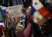 Una mujer sostiene un cartel durante una manifestación este martes, en Ciudad de Panamá (Panamá)