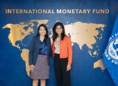 La ministra de Finanzas, Sariha Moya, junto a Gita Gopinath, subdirectora del FMI.
