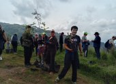 Actividad. Las personas prepararon el terreno para sembrar las plantas nativas en el cerro Ilaló