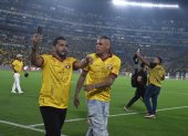 Nicolás Asencio (i) y Jonatan Álves dieron la vuelta olímpica en el estadio Monumental.