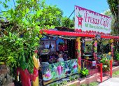 En algunas tiendas al aire libre de Chiriquí se puede disfrutar de un delicioso café con helado de fresa.