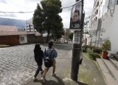 Espacio. Postes y paredes de Quito aún están con propaganda electoral.