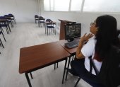 Las medidas de prevención incluyen clases virtuales y seguimiento a estudiantes con síntomas respiratorios.