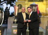 El presidente del Barcelona SC, Antonio Álvarez, entrega la distinción al exvolante Victor Ephanor.