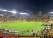 Hinchas de Barcelona SC ausentes en la celebración del Centenario, dejando el estadio vacío en gran parte.
