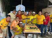 Con torta gigante en honor a Barcelona SC festejaron los hinchas el Centenario.