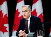 El primer ministro canadiense, Mark Carney, habla con periodistas.