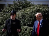 El presidente de Estados Unidos, Donald Trump (d), junto al principal del DOGE, el magnate Elon Musk, en el jardín sur de la Casa Blanca en Washington, D.C., el 11 de marzo.