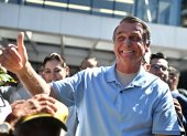 El expresidente de Brasil, Jair Bolsonaro, saluda al salir del Hospital DF Star de Brasilia este domingo 4 de mayo, en Brasilia.