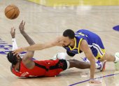 Jalen Green (i) de los Houston Rockets disputa un balón con Stephen Curry de los Warriors de Golden State.