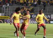 Angelo Mina (i) abrió la ruta del triunfo de Aucas sobre Libertad.