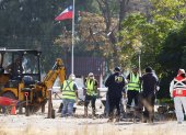 Autoridades policiales participan en las diligencias forenses y excavaciones en busca de restos de detenidos desaparecidos durante la dictadura de Augusto Pinochet.