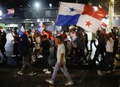 Varias personas marchan en Ciudad de Panamá (Panamá).