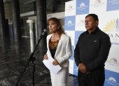 La legisladora Patricia Núñez y el padre de  la subteniente Aidita Ati, Gustavo Ati, en la Asamblea.