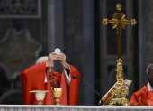 Una imagen proporcionada por los medios de comunicación del Vaticano muestra al cardenal Giovanni Battista Re oficiando una misa especial "Pro eligendo papa"