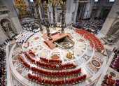 La misa "Pro eligendo pontifice", que oficia el decano del colegio cardenalicio, Giovanni Battista Re, comenzó este miércoles en la basílica de San Pedro.