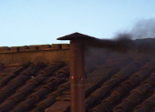El humo negro marcó el final del primer día del cónclave.