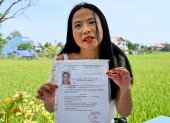 Odile Dussart, quien fue evacuada antes de que termine la guerra de Vietnam hace 50 años, muestra su certificado de nacionalidad vietnamita en su casa recién alquilada en Hoi An.