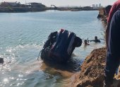 El carro accidentado cuando fue sacado del agua.
