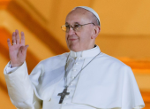 El papa Francisco saluda desde el balcón central de la Basílica de San Pedro tras ser elegido en 2013, marcando el inicio de un pontificado histórico para América Latina.