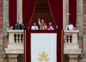 El recién elegido Papa León XIV habla desde la logia central de la Basílica de San Pedro, Ciudad del Vaticano.