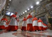 Cardenales reunidos durante el cónclave en la capilla Sixtina en la Ciudad del Vaticano.