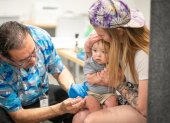 Fotografía de archivo que muestra a un niño recibiendo una vacuna contra el sarampión