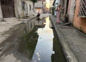 Situación. Las personas deben convivir con el agua pestilente en los exteriores de sus viviendas.