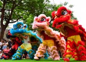 Espectáculo. Los bailarines del Colegio Internacional Chino ‘Si Miao Wei Hua’ interpretaron la danza del león; esta coreografía fue la primera de varias presentaciones culturales china.